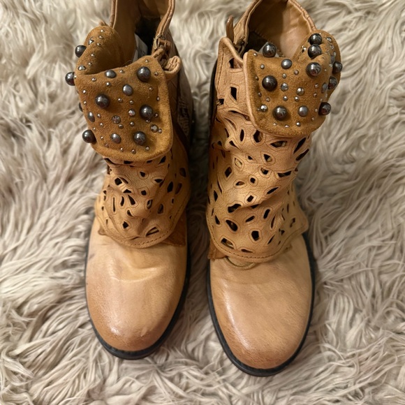 Stylish Tan Ankle Boots - Picture 4 of 10